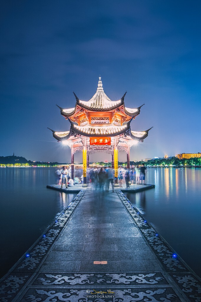 历史的长河永远不会停止它前进的步伐，西湖边的集贤亭几经翻修与重建，如今已成为人们休闲的聚集地。物非人非，集贤亭似乎已变成集“闲”亭。