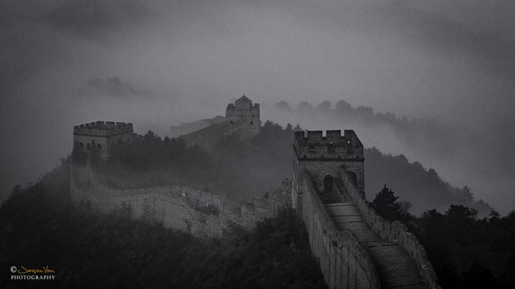 登顶的那个早晨，漫天大雾大霾，只好来张暗黑版金山岭，算是一个交代。