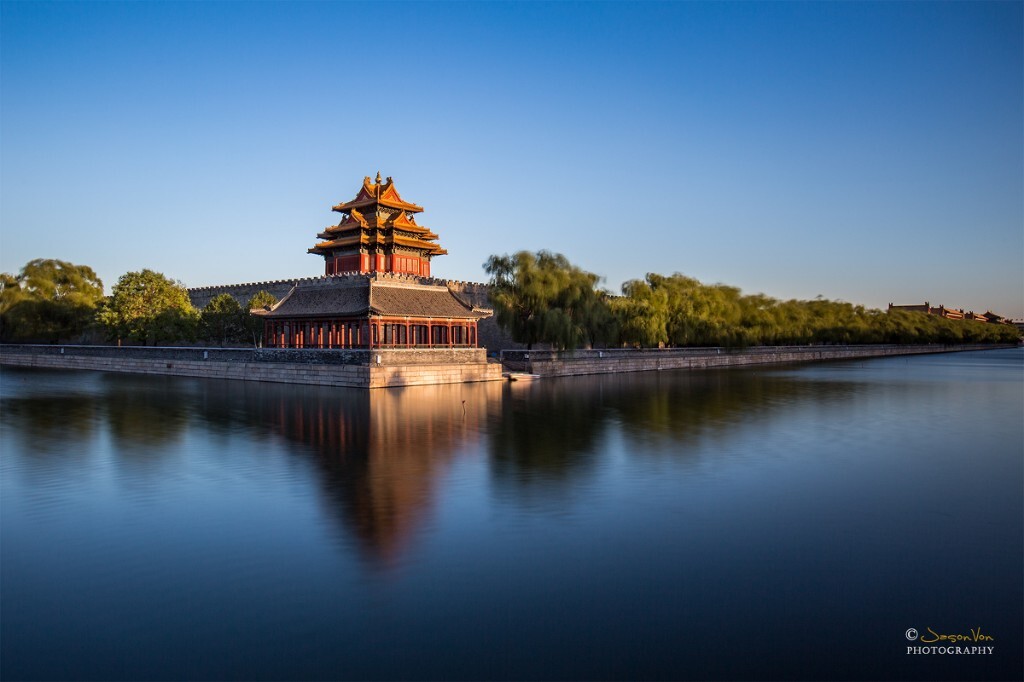 国庆节等不到亮灯，幸好在夕阳余晖刚刚照亮右侧与左侧形成明暗对比之时拍下来了。