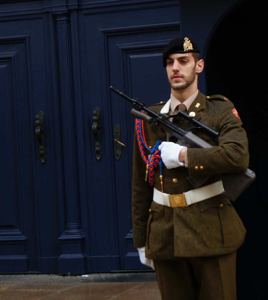 雨中扛不住的卫兵 br />