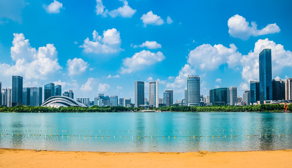 美丽合肥蓝天白云之下的合肥政务区天鹅湖畔 - 王排 - 图虫