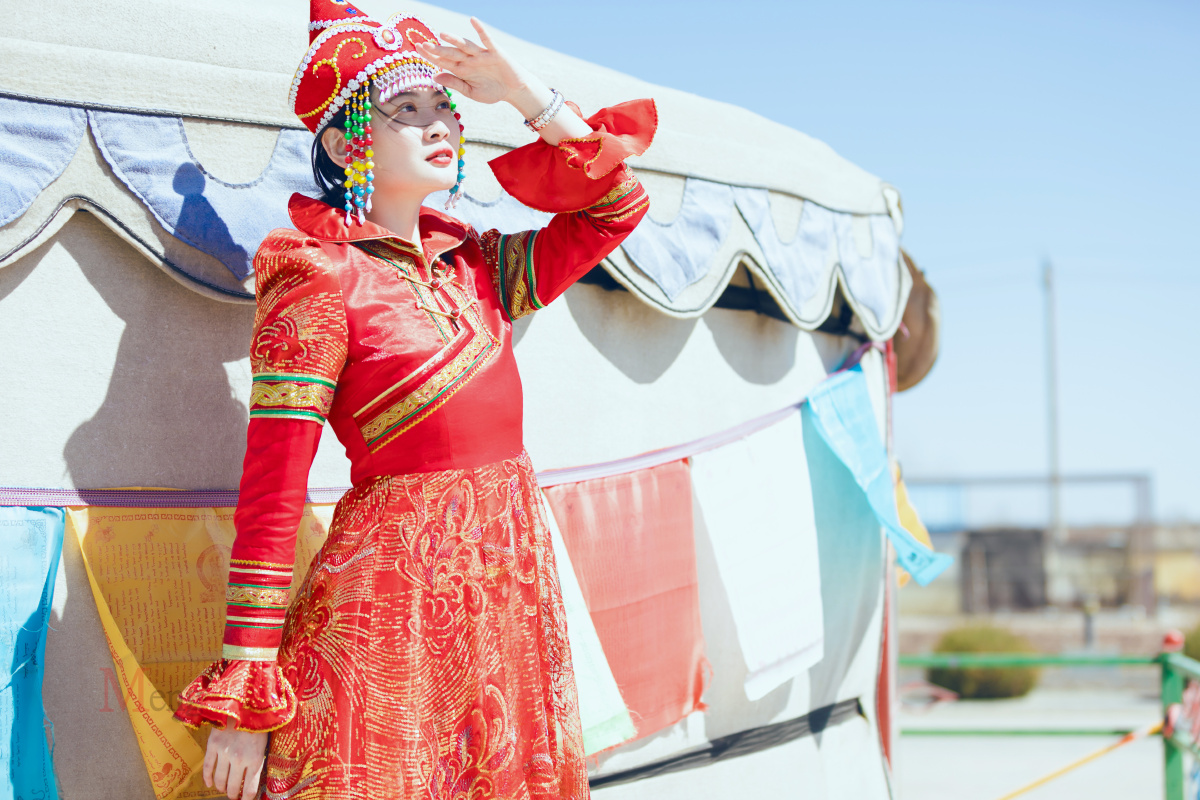 身着蒙古族民族服装的少女