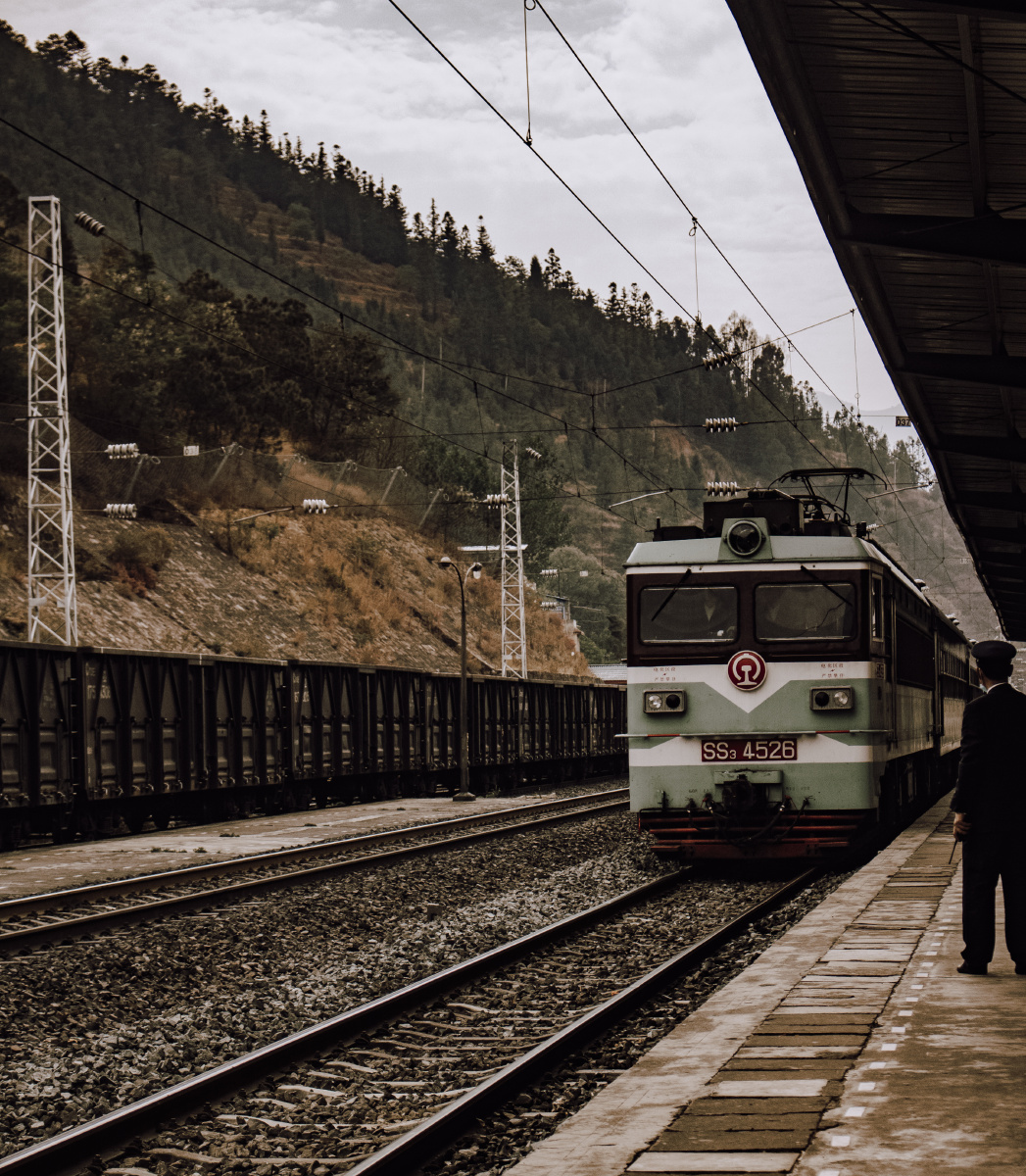 次列车已在大凉山运行了半个世纪 它们是四川境内仅存的两列慢火车 当