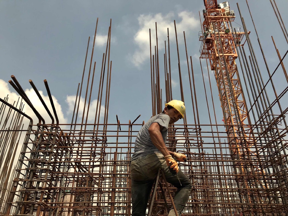 太原,夏末秋初,天气尚热. 某建筑工地工人.