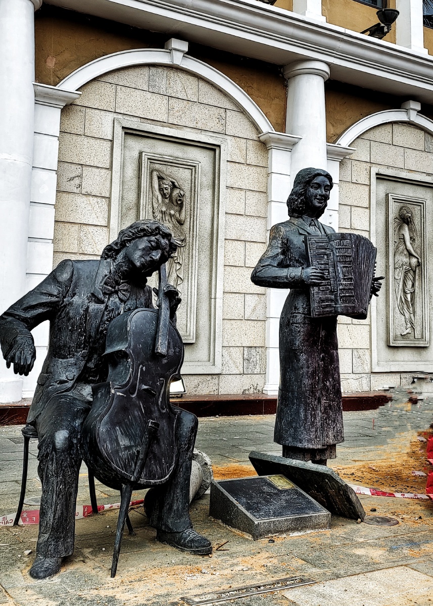 法式风情街栩栩如生的街头雕塑湛江霞山这个街区过去曾坐落着广州湾