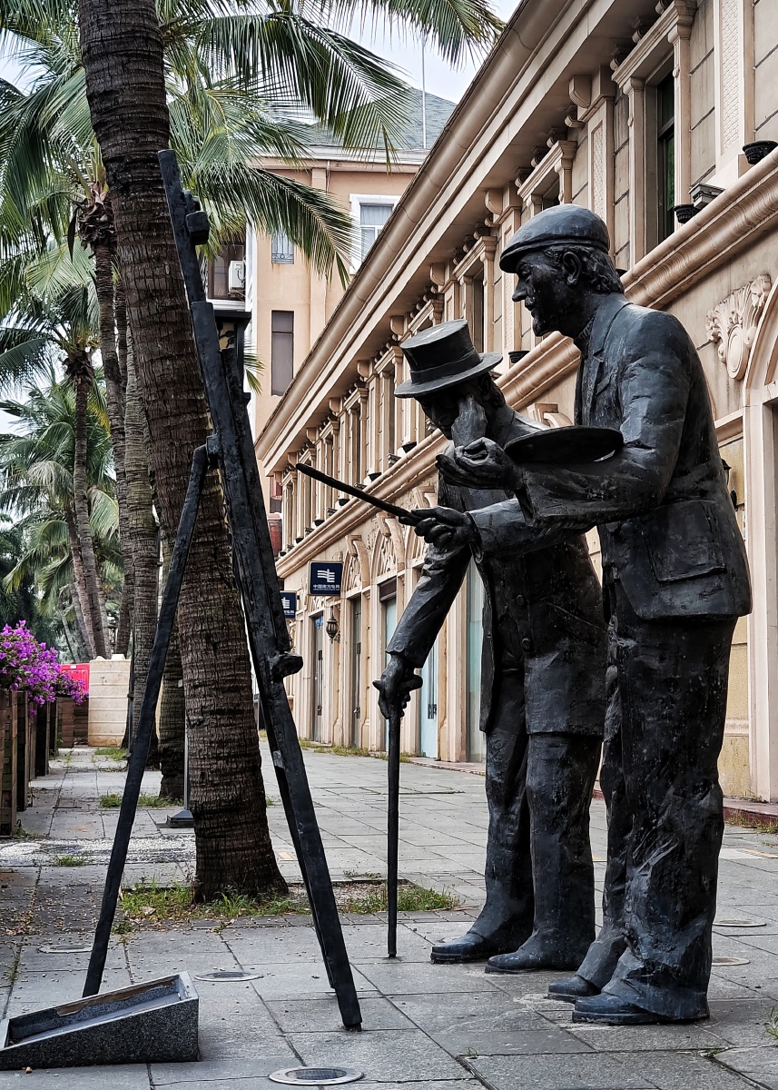 法式风情街栩栩如生的街头雕塑湛江霞山这个街区过去曾坐落着广州湾