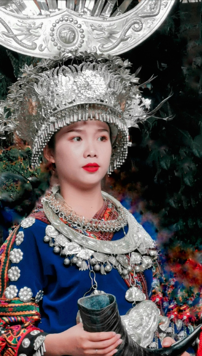 苗族姑娘手机抓拍于贵州西江千户苗寨