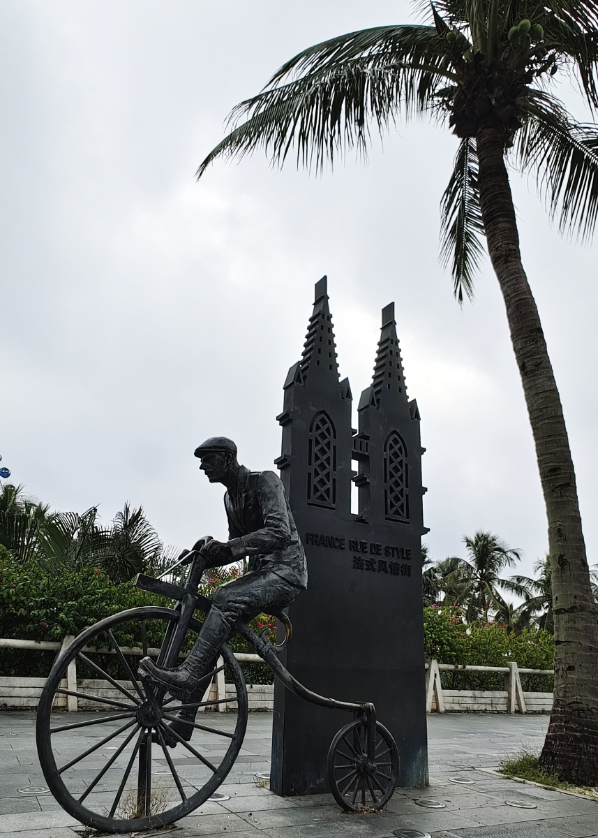 风情街栩栩如生的街头雕塑湛江霞山这个街区过去曾坐落着广州湾法国公