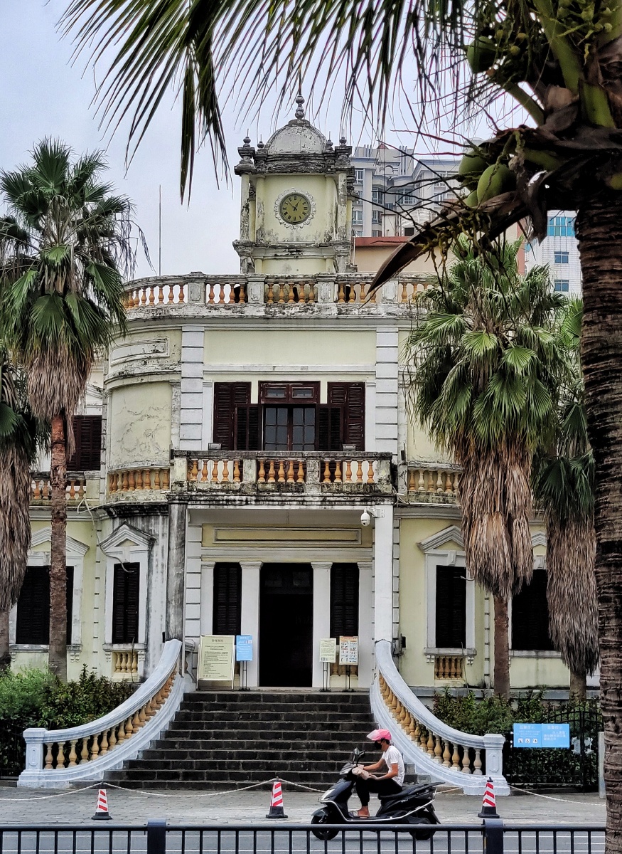 风情街栩栩如生的街头雕塑湛江霞山这个街区过去曾坐落着广州湾法国公