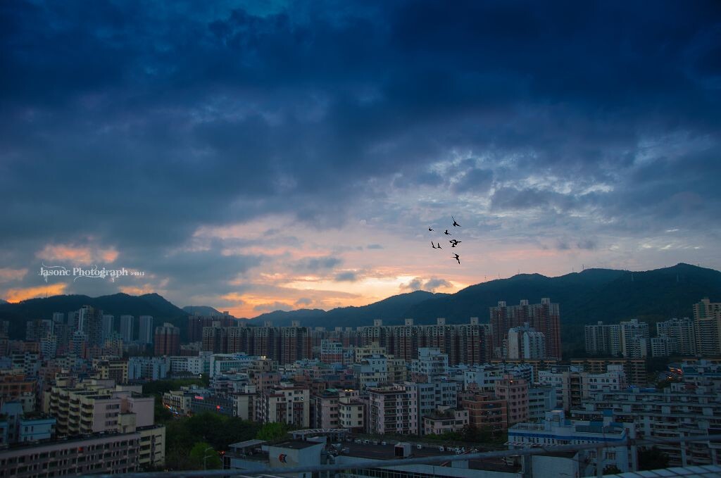 归途<br />
大雨洗礼过后的S城如此清晰，行走在归途的人们别忘了抬头看看属于你们的天，或许有不一样的景色在等着你们。