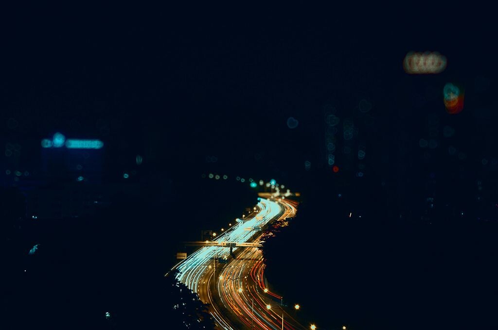 八月的夜<br />
八月的夜，失焦的好美丽。仅以此片记录昨天看到却没拍到的美好景象。有些景象，那就放在脑海里吧。。。