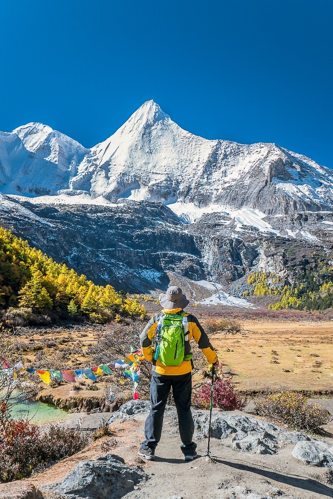 到了稻城亚丁，不去征服五色海是会有遗憾的。当时还在半山，看到面前央迈勇神山，不由激起心中豪情万丈。结果证明，我确实征服了五色海。