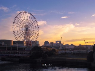 日落下的摩天轮
