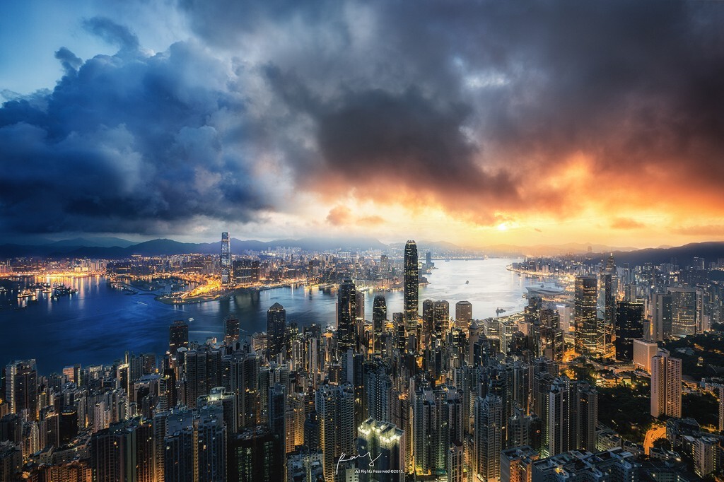 维港日出的时间切片。<br />
凌晨三点多在太平山上狂飙燃烧着肾上腺素。<br />
只为了等待破晓的那一刻。
