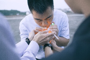 那天在天台的抽根烟的风很大的毕了业的学长们