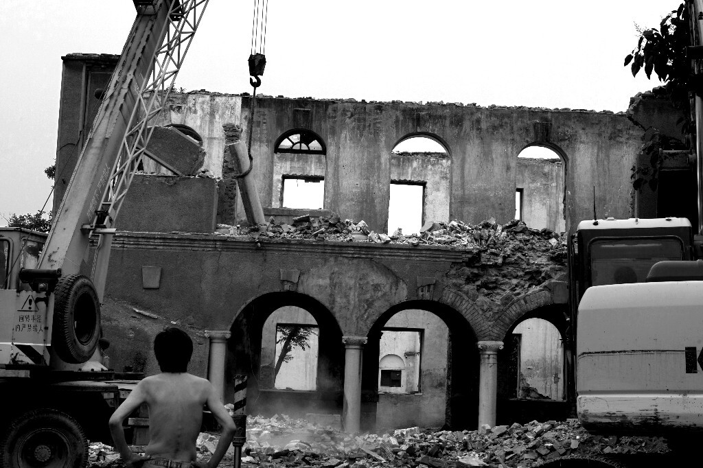 2011年8月1日,正在拆除的侯家大院(建于民国时期)，官扎营本地最好的中西合璧小洋楼。