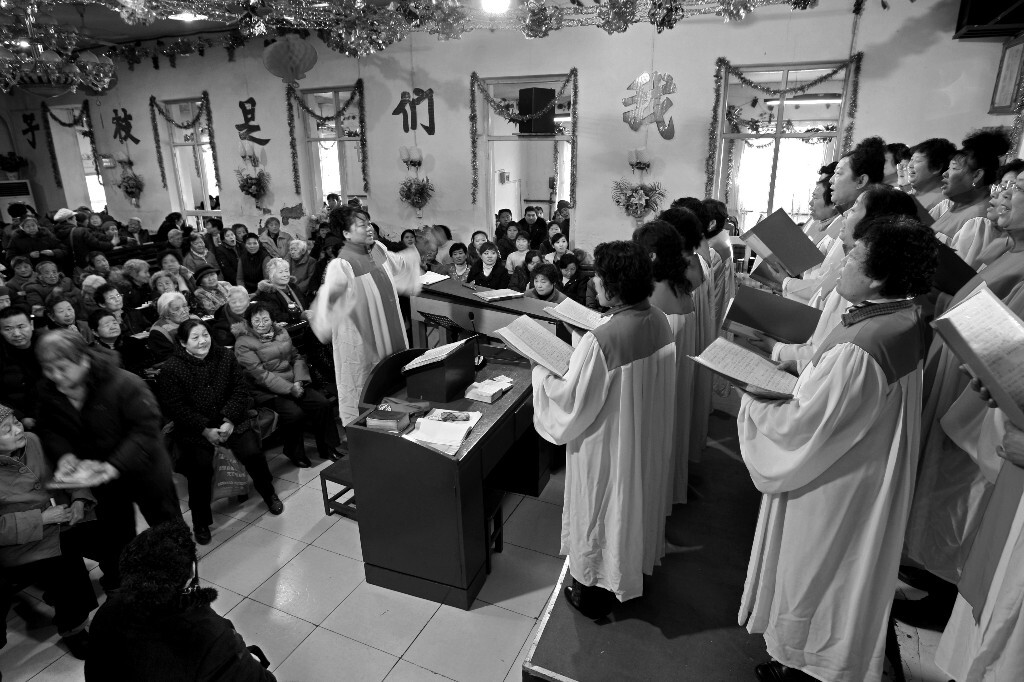 2011年12月25日晚，后街基督教堂（1935年建），教徒们在欢度平安夜。