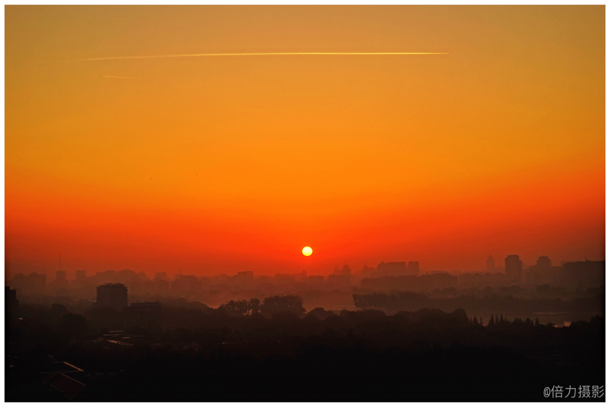 东方欲晓莫道君行早划破长空展翅高风景京晨美好