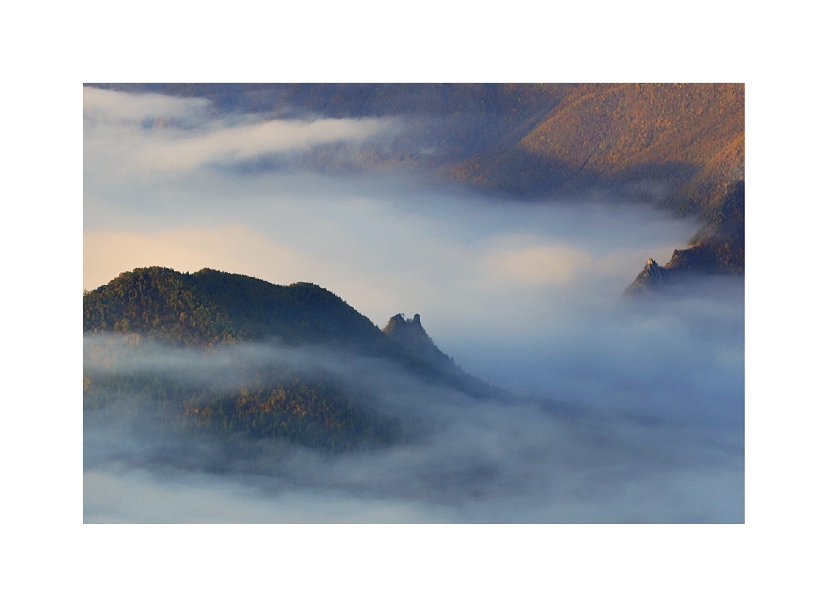 秋色在何许浮岚金华山色间弹指间霜降至秋意已慕新冬将临愿生活还泛着