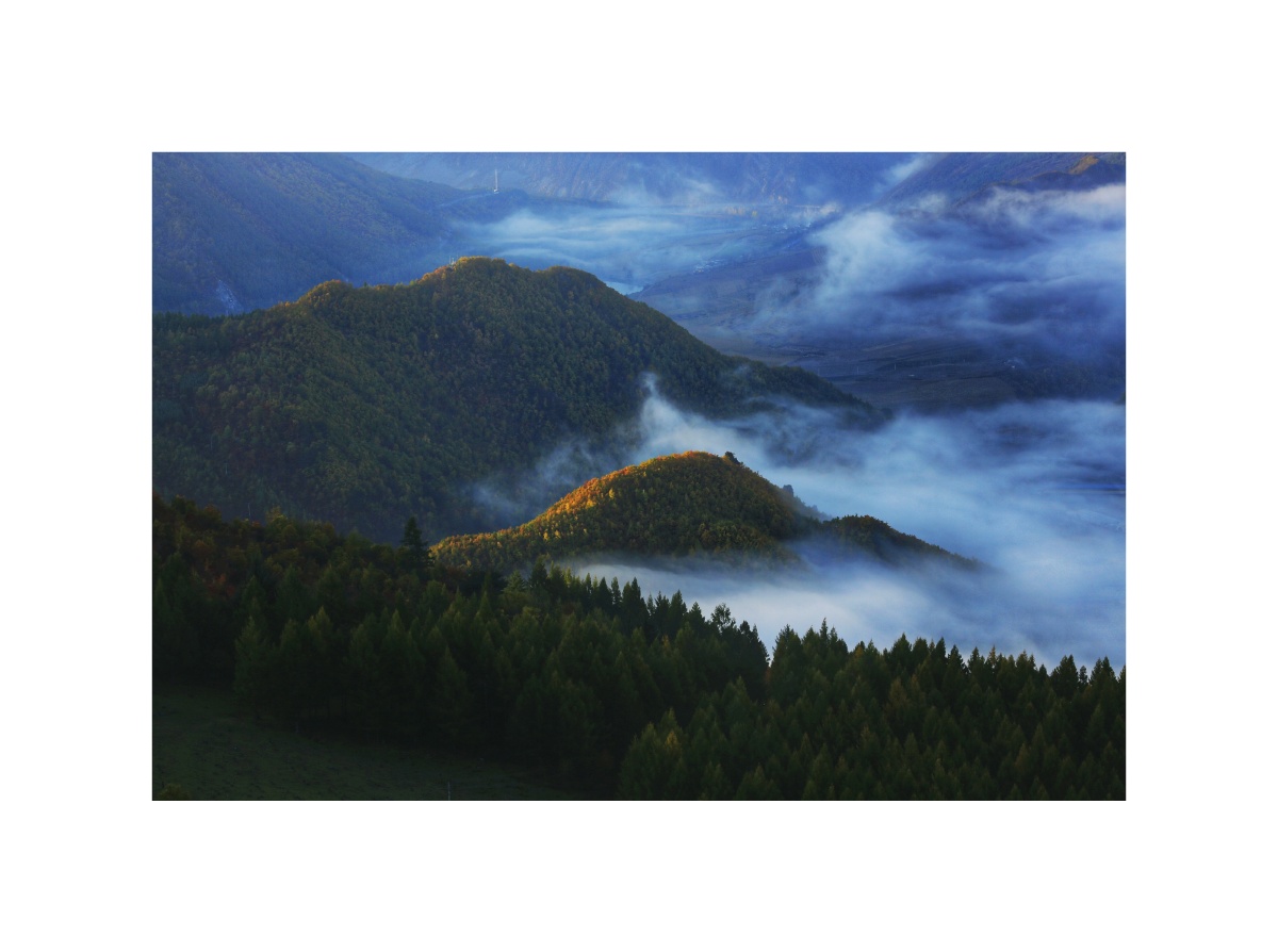 秋色在何许浮岚金华山色间弹指间霜降至秋意已慕新冬将临愿生活还泛着