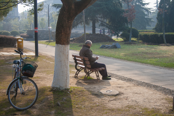 看书的老人 br /> 早晨,一位老人在公园的椅子上看书.