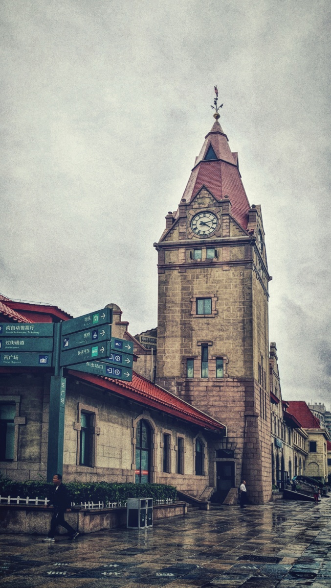 摄于青岛火车站紫气东来712关注