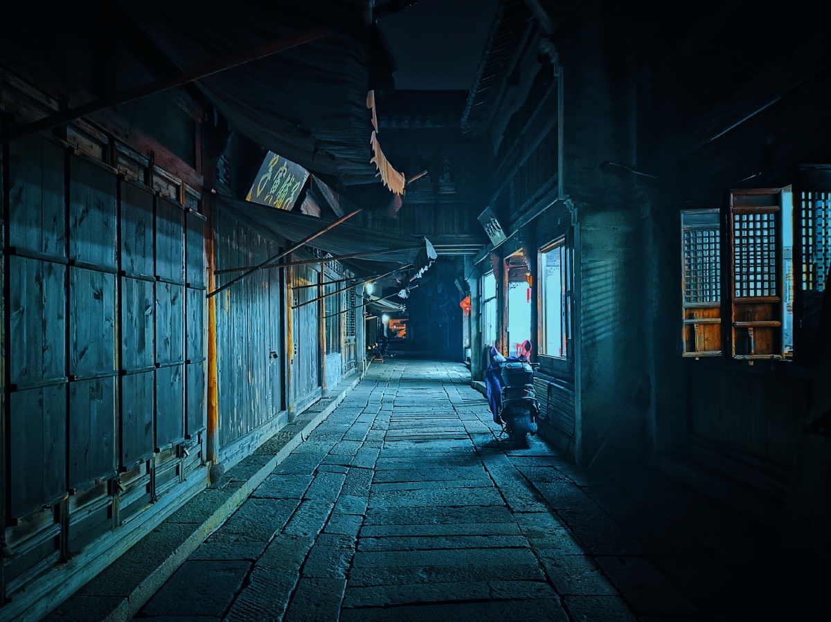 夜幕下的小巷儿
