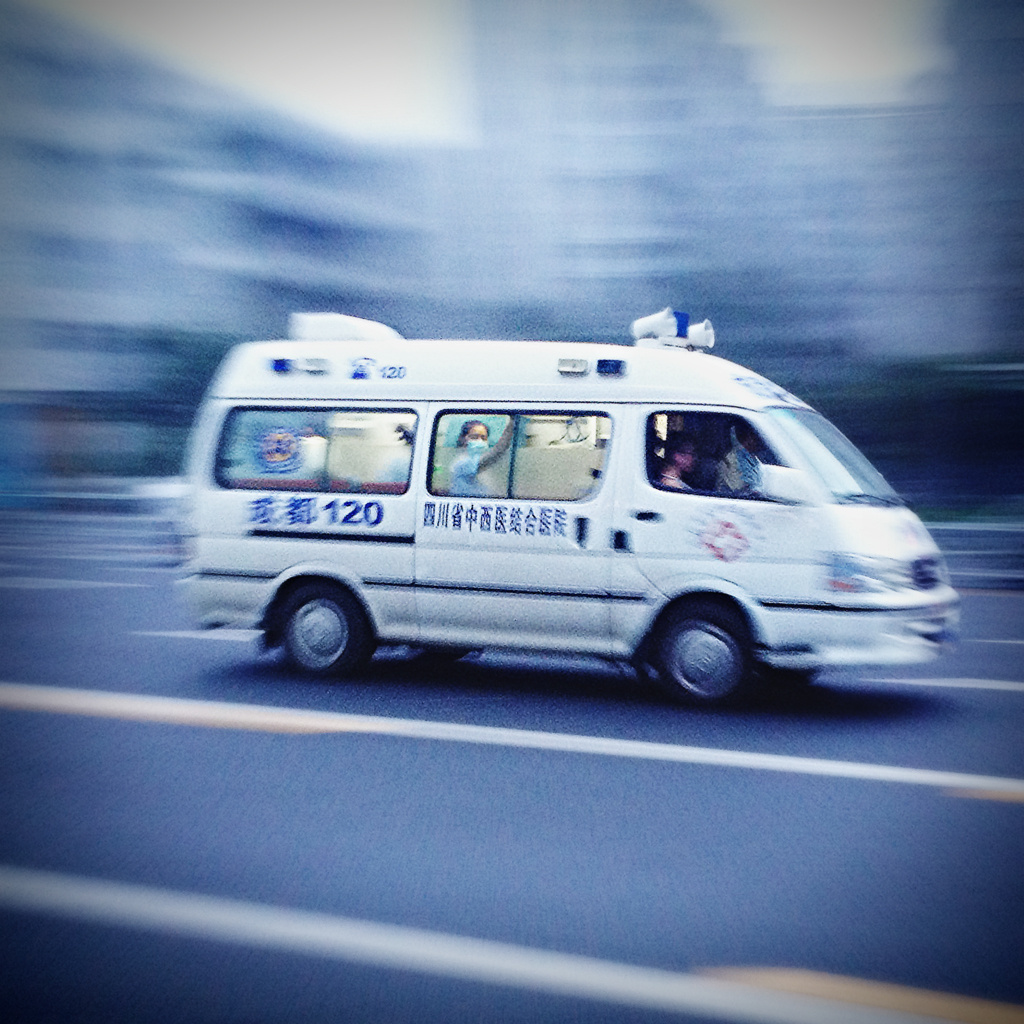 成都120 br /> 在车站等车,听见传来救护车的声音,抓拍.