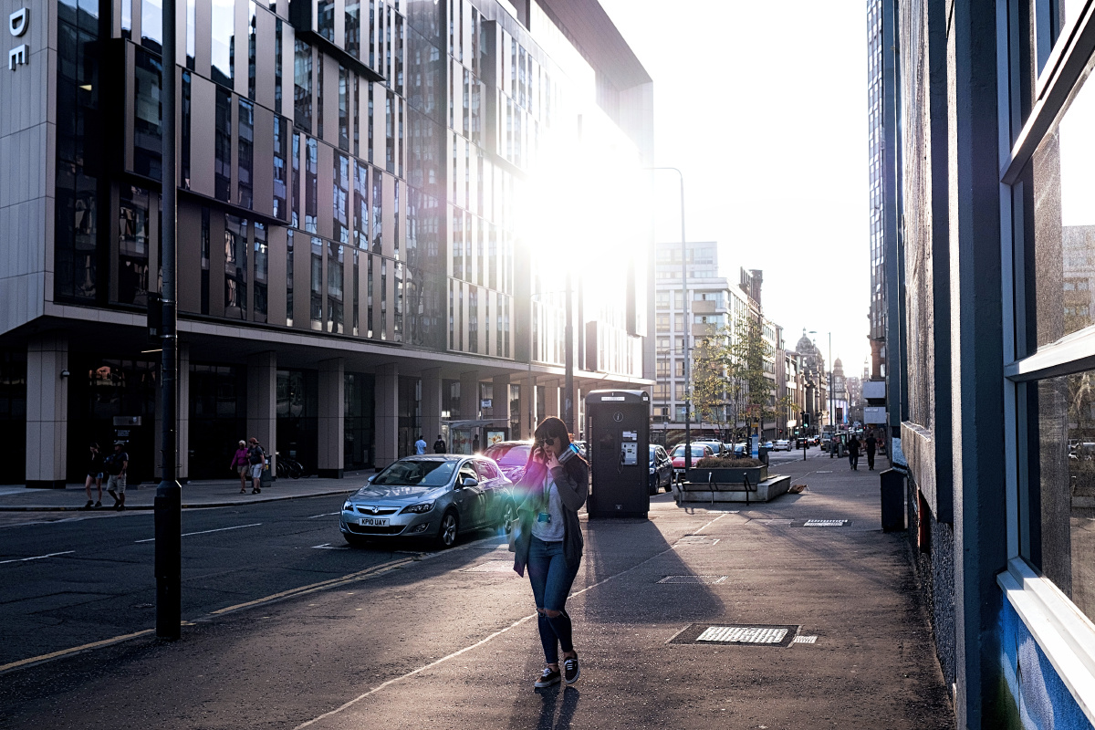 大楼上的那一道强光,确实感动了我.