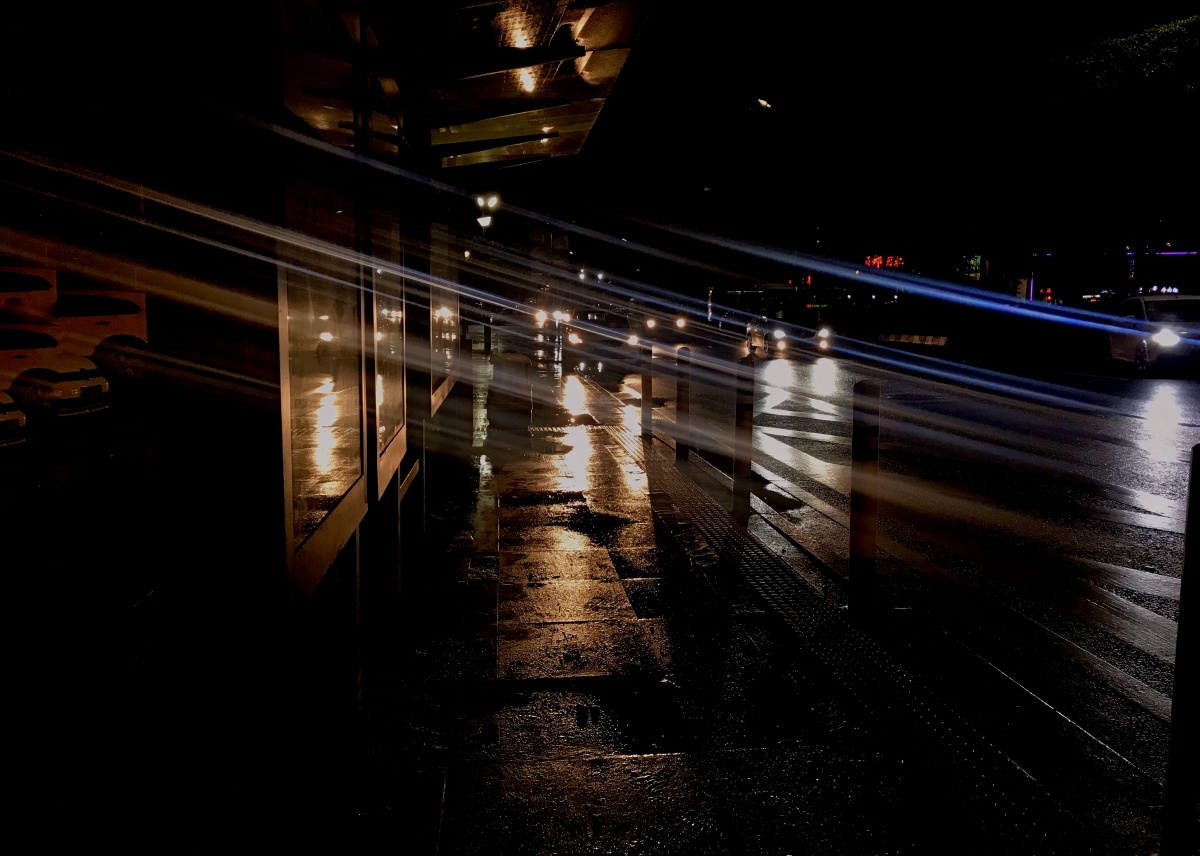 一次晚上等公交拍的夜光.