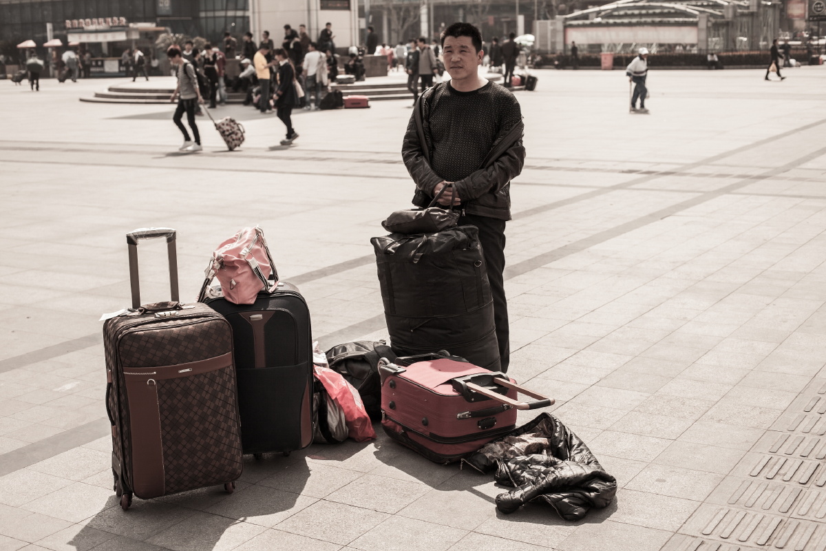 站,春天到了,上海的天气开始热了,大包小包的,等待着伙伴一起搬行李