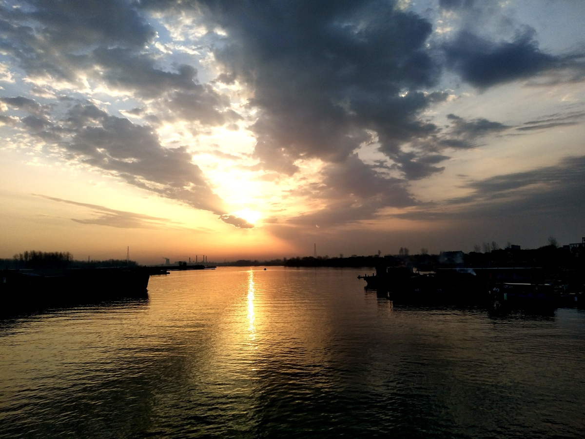 淮河码头三月淮河千里香百舸日出风帆扬鱼虾水里竞自游码头静中待繁忙