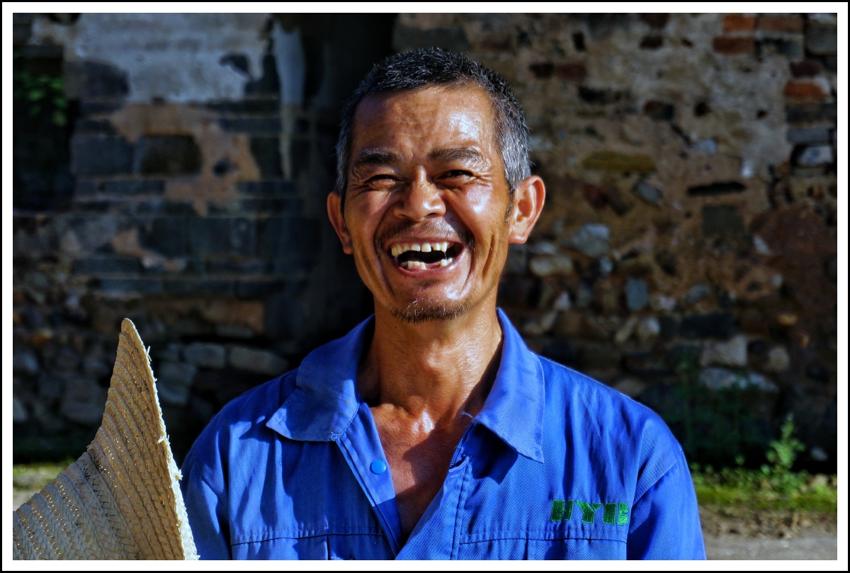 这位大爷是种粮大户.今年又是个丰收年.喜笑颜开!