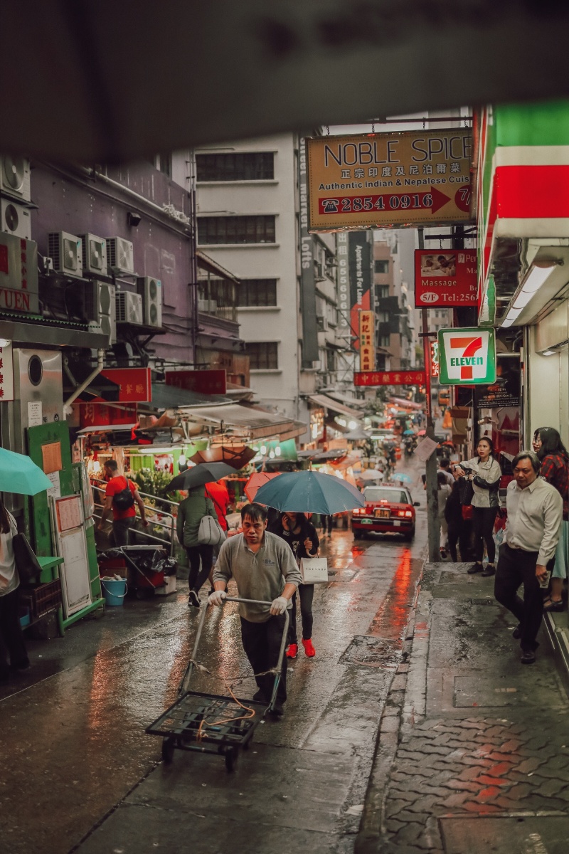 下雨天的中环,从街上观察雨天的情况.