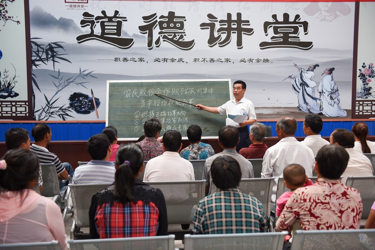 图一:杨玉祥在吴村“文化大院”为村民讲解国家农村股权改革政策