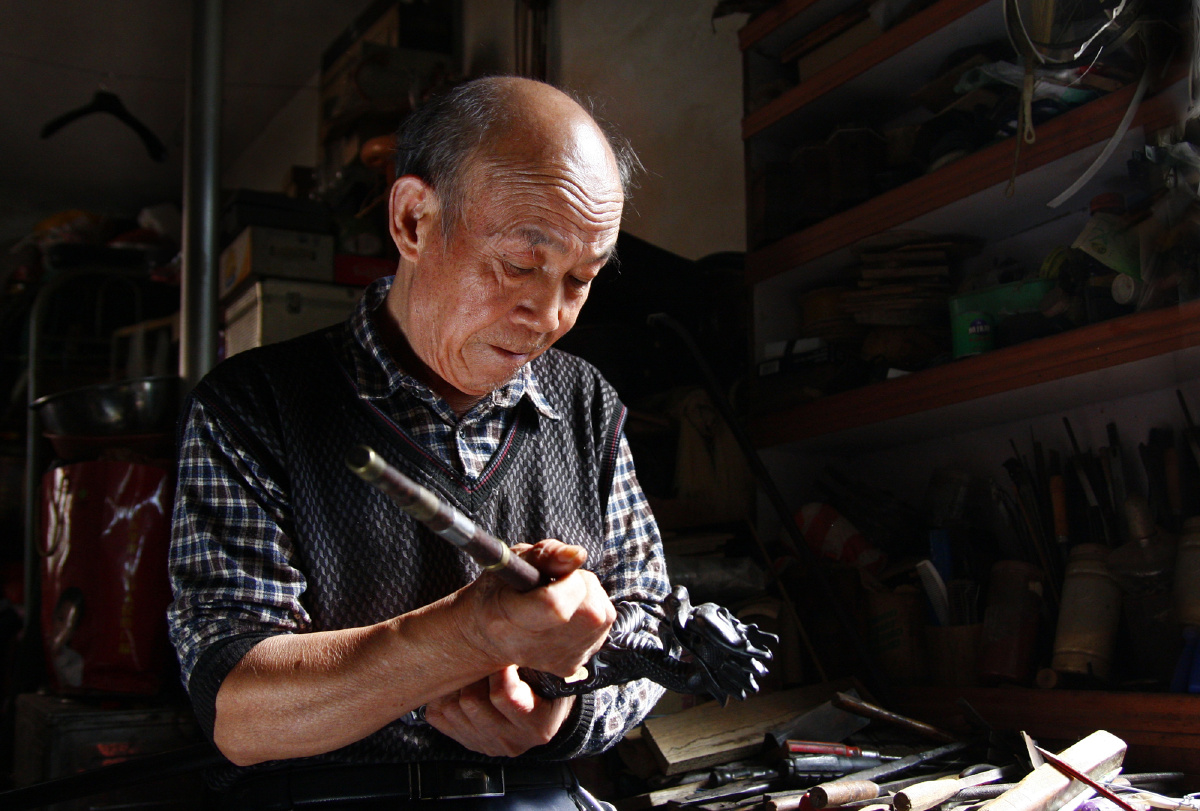 1,67岁的制琴艺人刘红孝是陕西白水人,18岁拜师学艺,先学细木工技术