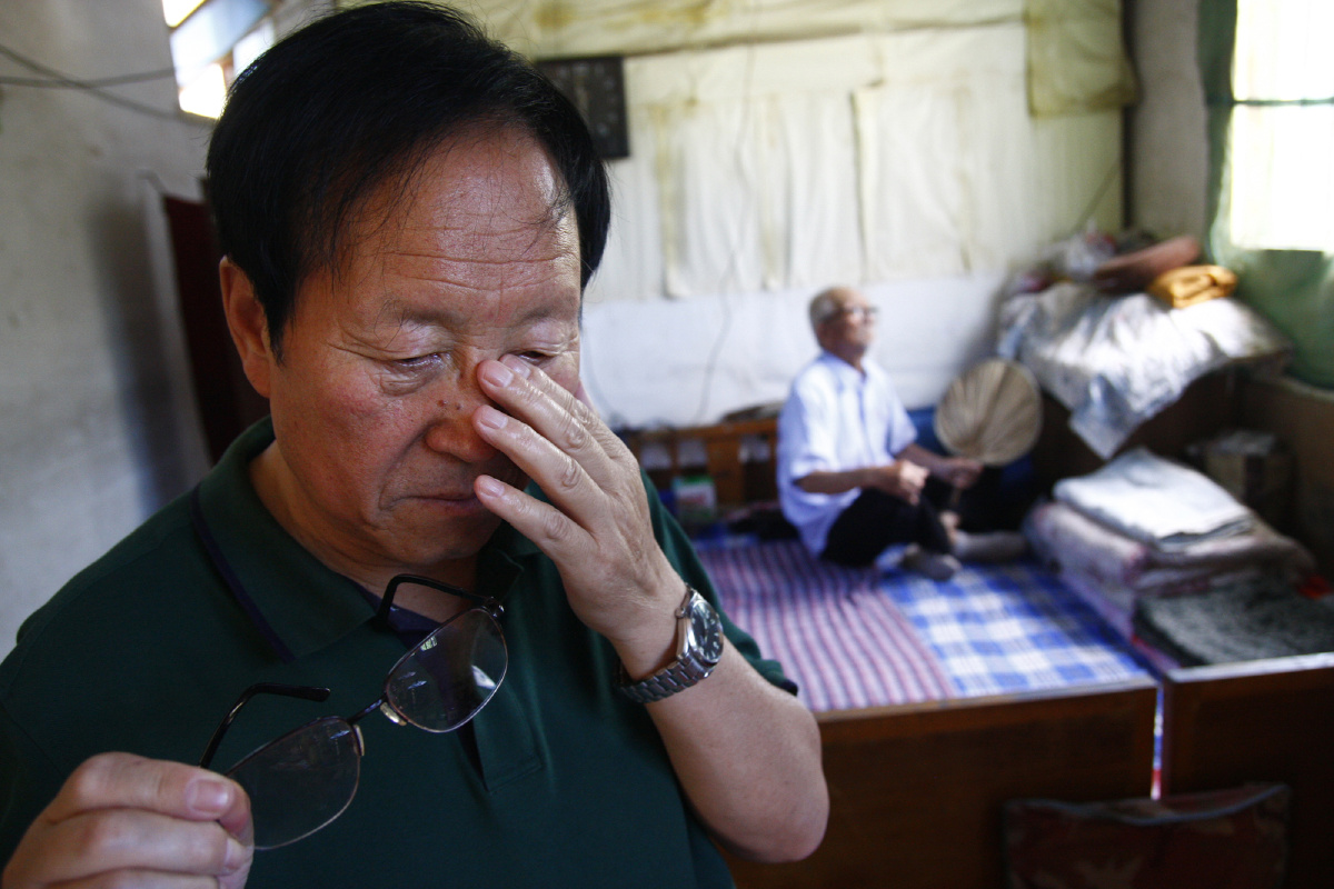 11,看到袁如斌老人至今仍住在漏雨的小屋中,老魏忍不住有些伤感.