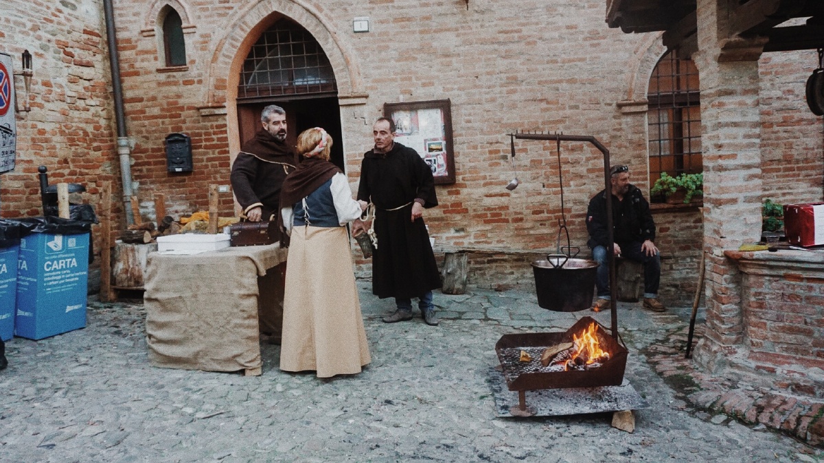意大利山城小镇 的中世纪复古集市