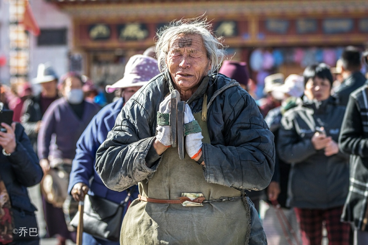 一位虔诚祈祷的老人