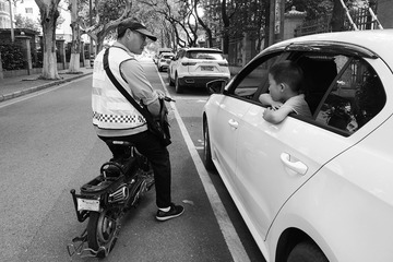 江南•骑着电瓶车收停车费•南京前半山园