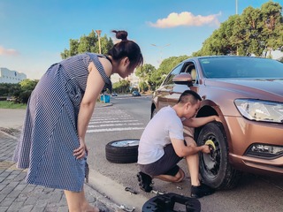 江南•手机街拍系列•解放军战士李斌帮助赣C车主换胎•宁波下邵