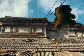 江南•手机街拍系列•绒偶面对的历史的天空•宁波海曙