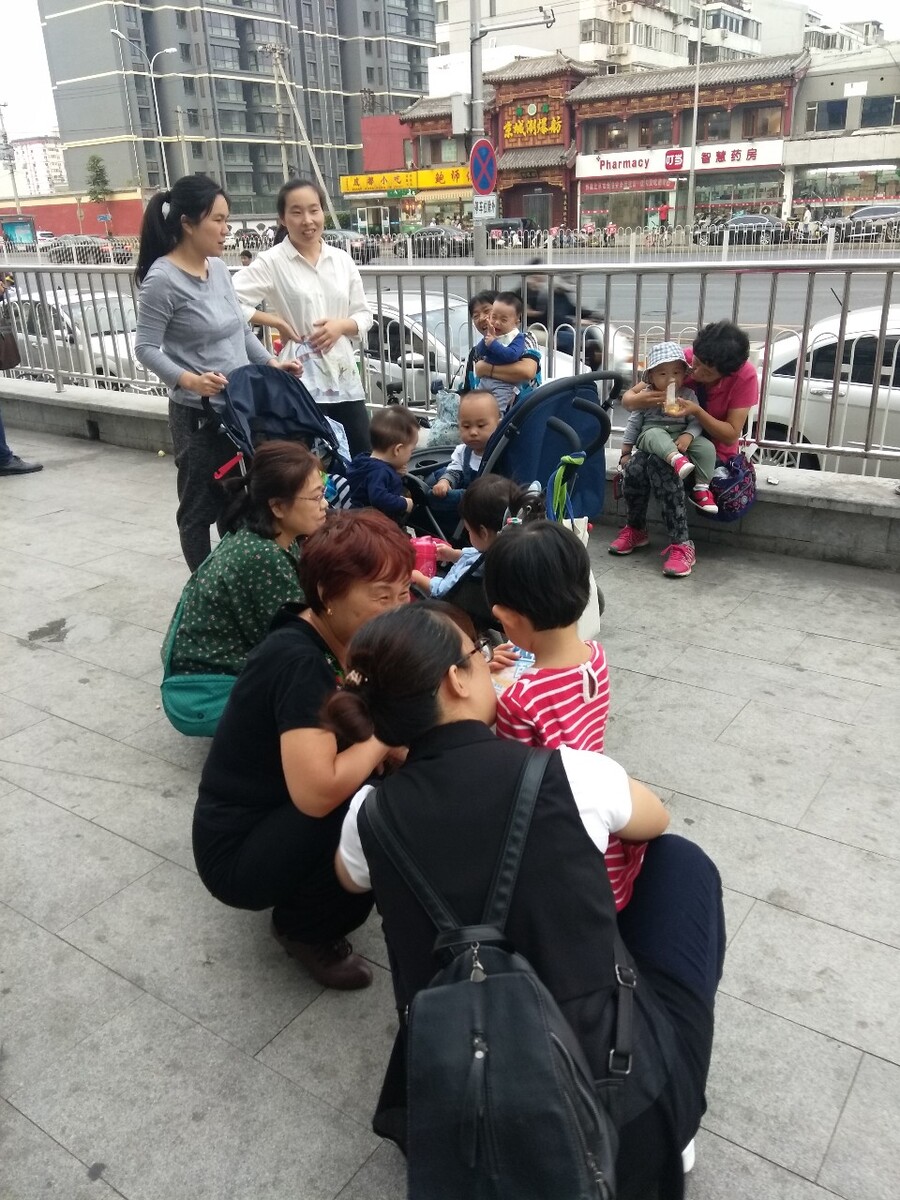 幼儿三岁前的培养教育，主要由祖辈(姥姥、姥爷，爷爷、奶奶)来完成。街头成了，育儿文流的公开场合！