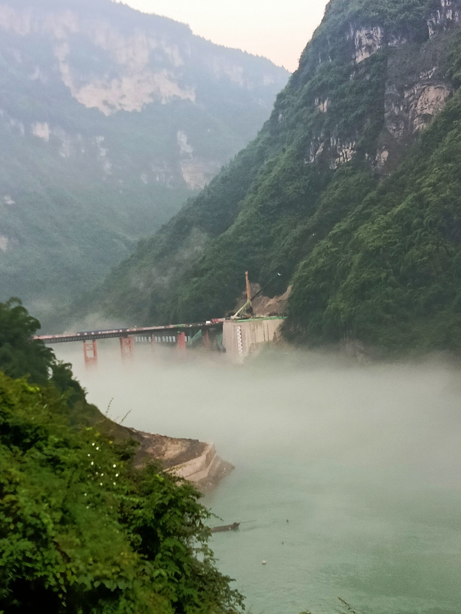 高山和桥梁下的云河