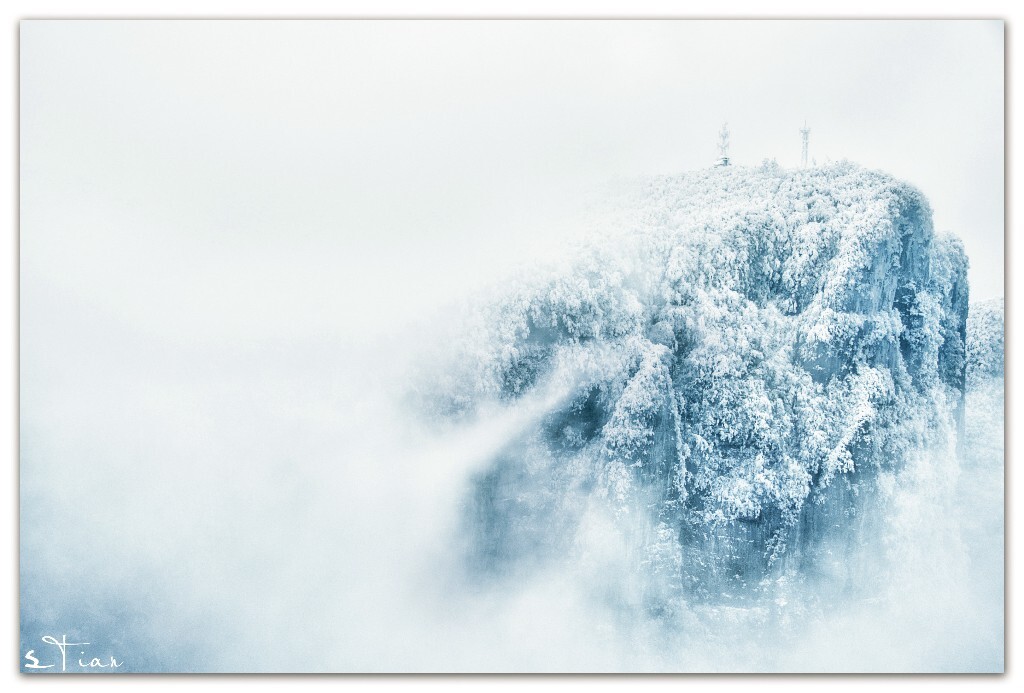 二月，张家界雪淞。作为南方的孩子，第一次看到这样的雪景，内心的激动不可名状。<br />
