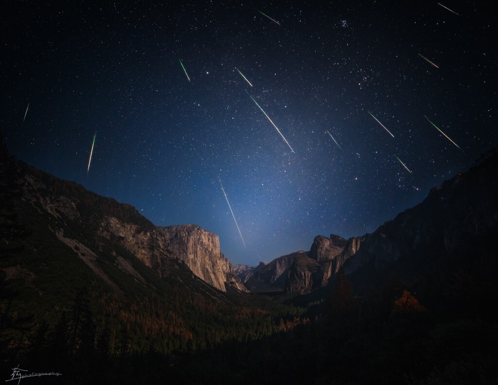 在优胜美地隧道观景点观看了一夜的流星雨。每一颗流星飞过时,心里想到的第一个念头全是『到底拍到没』,第二天回想时才发现忘了许愿。拍了九百多张,回家一数发现真正拍到流星的寥寥无几。<br />
背景星空拍摄于天文晨光始后,地面拍摄于月落前,流星对齐后变亮叠加暴力提亮一通乱搞,横向两张纵向全景拼接。<br />
一整晚的守候全在一张照片中。<br />
<br />
----<br />
清华大学摄影队英仙座流星雨部分合集:<br />
内蒙多伦:<br />
<a href="https://atgsheying.tuchong.com/13408465/">https://atgsheying.tuchong.com/13408465/</a><br />
<a href="https://atgsheying.tuchong.com/13399586/">https://atgsheying.tuchong.com/13399586/</a><br />
<a href="https://atgsheying.tuchong.com/13401028/">https://atgsheying.tuchong.com/13401028/</a><br />
<a href="https://atgsheying.tuchong.com/13412781/">https://atgsheying.tuchong.com/13412781/</a><br />
敦煌雅丹:<br />
<a href="https://atgsheying.tuchong.com/13409316/">https://atgsheying.tuchong.com/13409316/</a><br />
<a href="https://atgsheying.tuchong.com/13408220/">https://atgsheying.tuchong.com/13408220/</a><br />
<a href="https://atgsheying.tuchong.com/13406760/">https://atgsheying.tuchong.com/13406760/</a><br />
<a href="https://atgsheying.tuchong.com/13405726/">https://atgsheying.tuchong.com/13405726/</a><br />
青海:<br />
<a href="https://atgsheying.tuchong.com/13399841/">https://atgsheying.tuchong.com/13399841/</a><br />
喀纳斯湖:<br />
<a href="https://atgsheying.tuchong.com/13395182/">https://atgsheying.tuchong.com/13395182/</a>