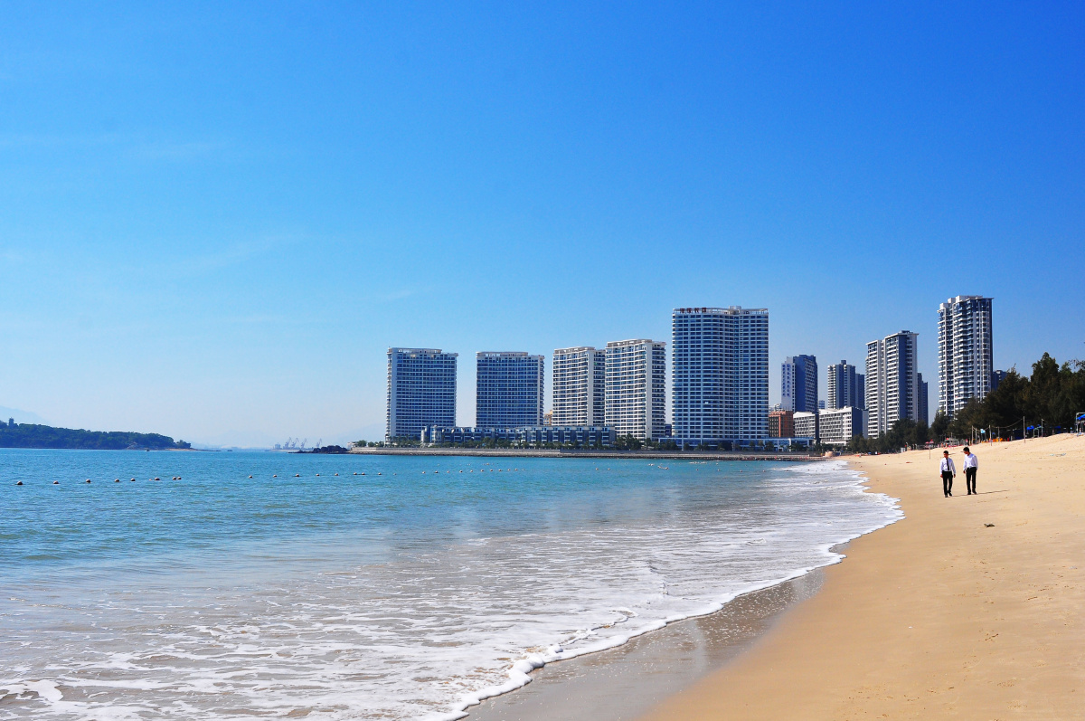 冬日的惠州大亚湾黄金海岸天空湛蓝海天一色