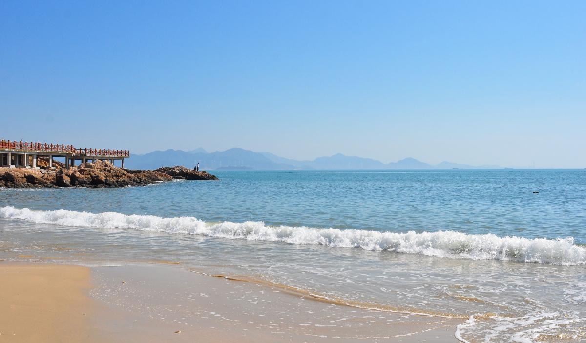 冬日的惠州大亚湾黄金海岸天空湛蓝海天一色