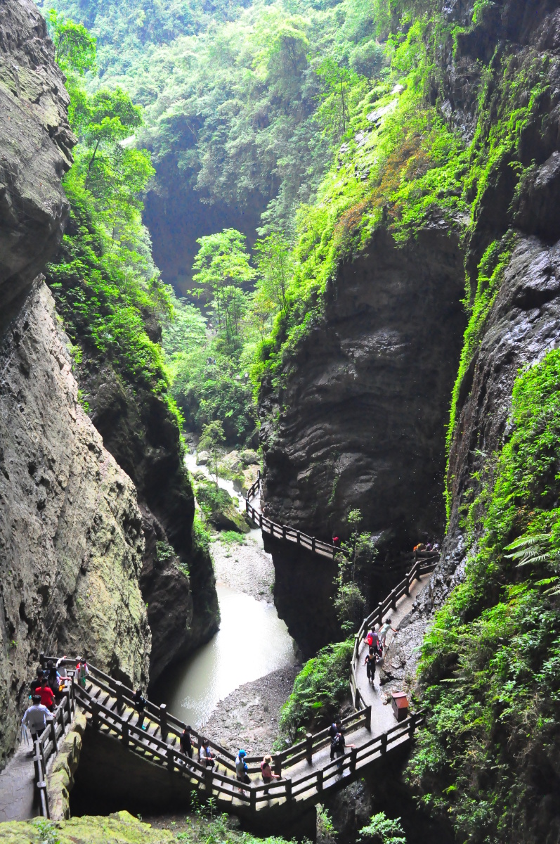 重庆武隆龙水峡地缝自然奇观