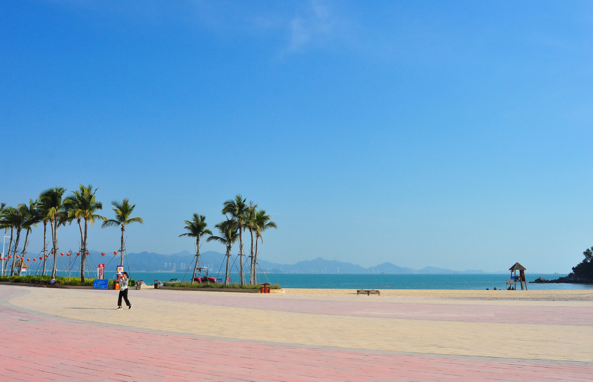 冬日的惠州大亚湾黄金海岸天空湛蓝海天一色
